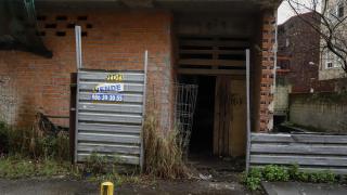 La entrada al edificio de la calle Atranco de Cangas registrado por la Guardia Civil.