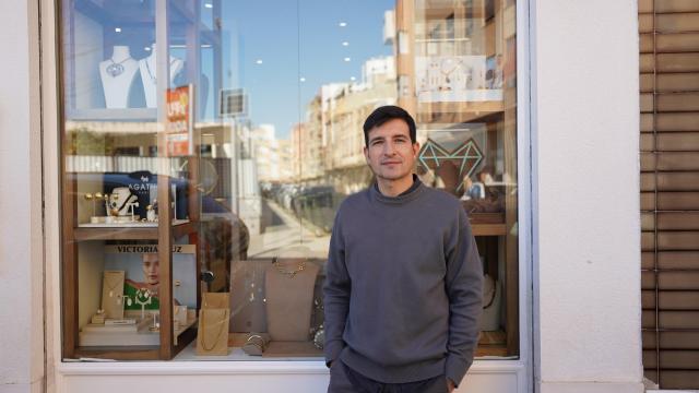 Emilio, joyero durante 25 años en Alfafar, primero en abrir en su calle tras la dana. Raquel Granell