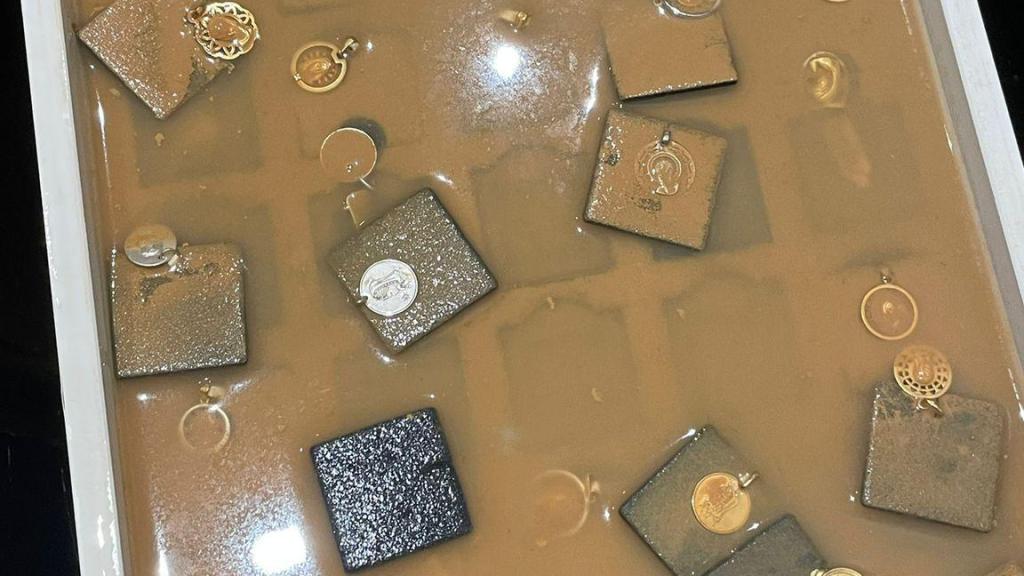 Las joyas de la joyería Emilio Rotglá, dañadas tras el paso de la dana. EE