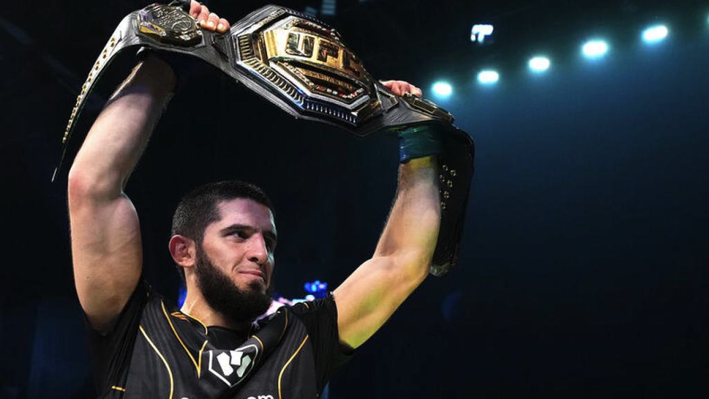 Islam Makhachev, con el título del peso ligero de la UFC