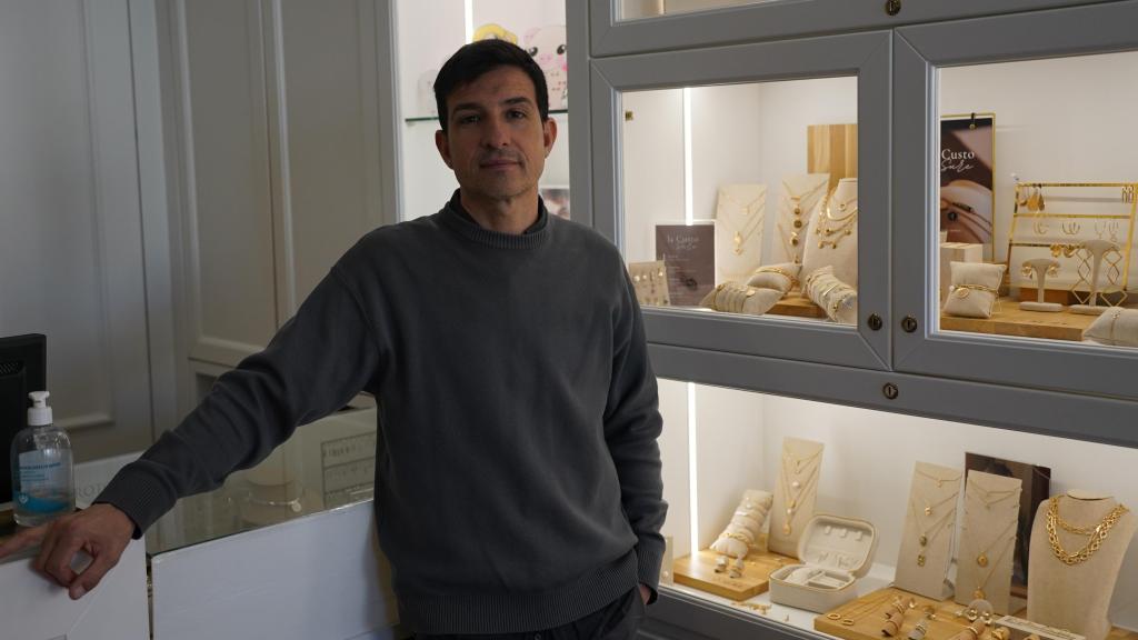 Emilio Rotglá, en su joyería de Alfafar, tras la dana. Raquel Granell