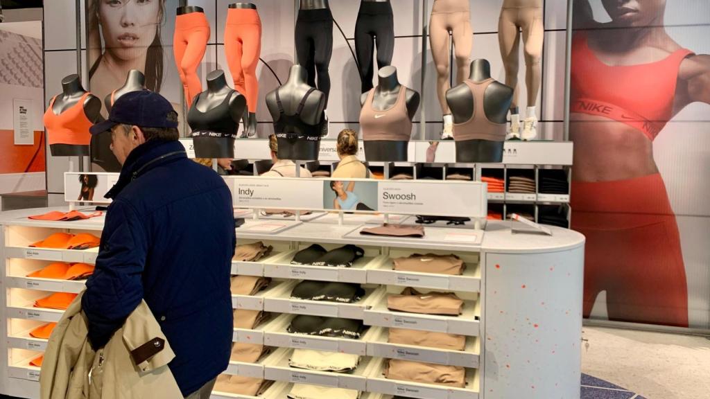 Interior de la nueva tienda de Nike en Zaragoza.