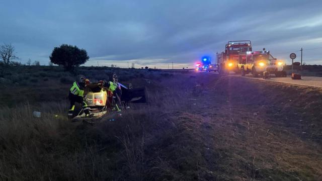 Bomberos trabajando en el vuelco del coche en una carretera de Zamora