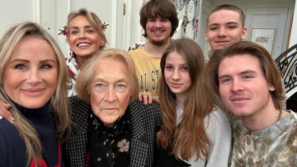 Sharon Stone con su madre Dorothy y su hermana Kelly, así como con otros miembros de su familia.