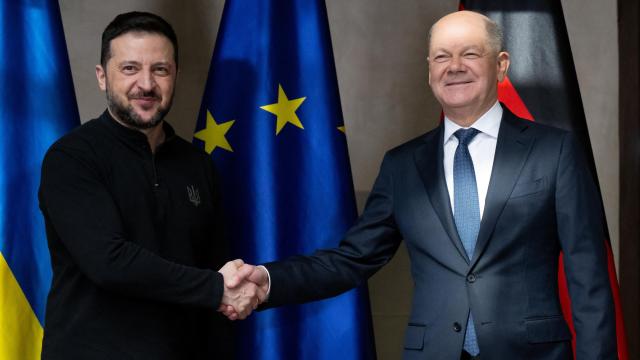 Volidimir Zelenski y Olaf Scholz, este sábado en Munich