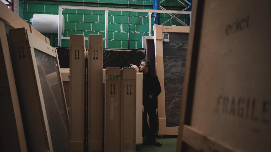Secundino Hernández en el almacén de su estudio. Foto: Cristina Villarino