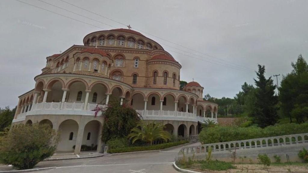 Ana María de Grecia y su hija Alexia han visitado el Monasterio Moni Agios Nektarios, en la isla griega de Egina.