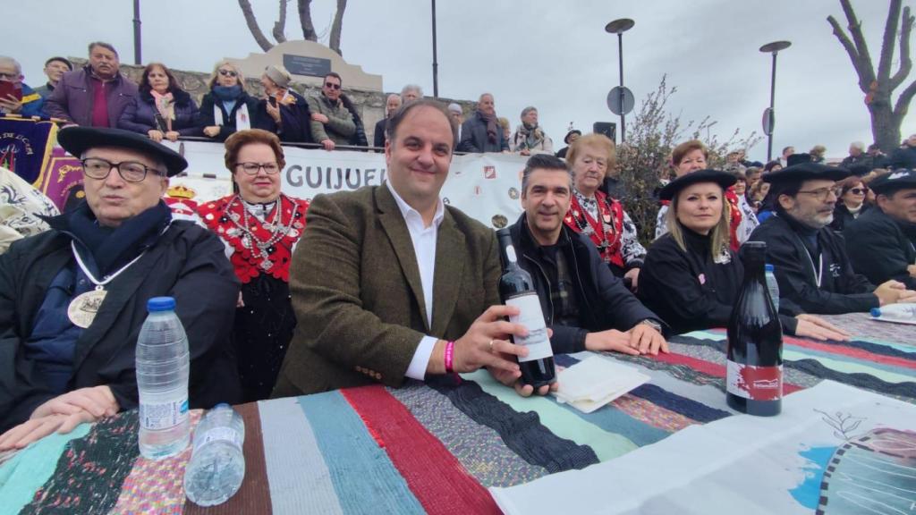El alcalde de Guijuelo, Roberto José Martín; y el presidente de la Cámara de Pinhel, Rui Ventura, en la tercera jornada de la fiesta de la matanza de Guijuelo