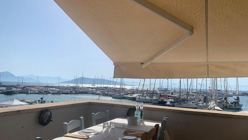 Imagen del restaurante Skotadis, en la isla de Egina.