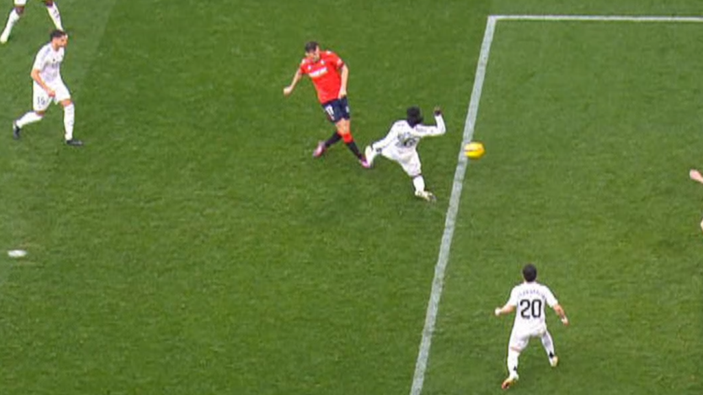 El penalti de Camavinga sobre Budimir.