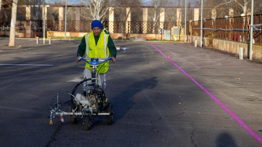 Imagen de archivo de un trabajador pintando la zona magenta, que se empezó a aplicar en marzo.