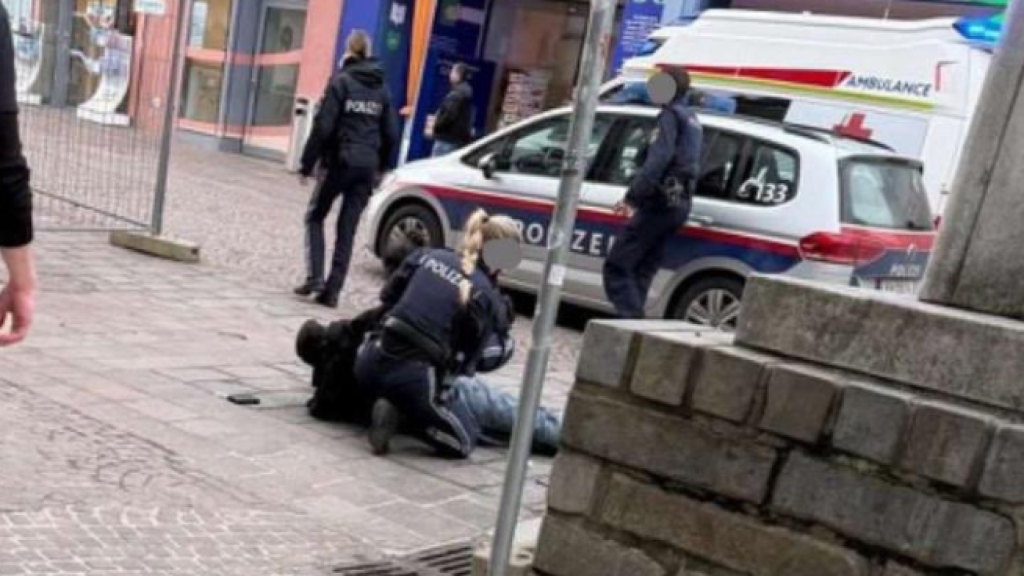 La policía austriaca detiene al joven sirio tras atentar en plena calle.