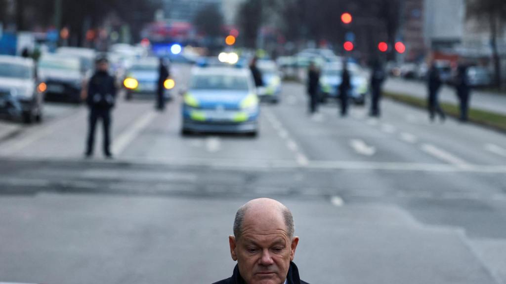 El canciller alemán Scholz visita un monumento improvisado para las víctimas del atropellos en Múnich.