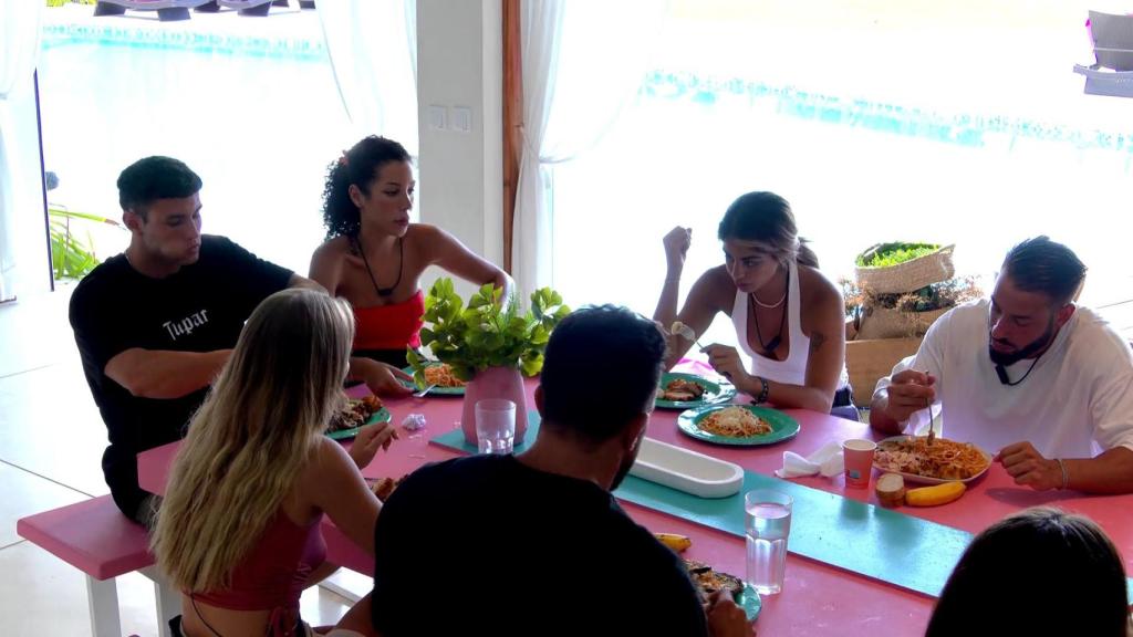 Algunos de los participantes de 'La isla de las tentaciones' disfrutando de una deliciosa comida.