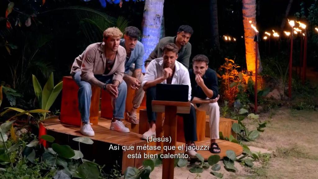 Los chicos atentos a las imágenes de la tablet de 'La isla de las tentaciones'.