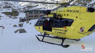 Evacúan en helicóptero a un montañero herido tras sufrir un corte con los hierros de sus botas en la Laguna Grande de Gredos