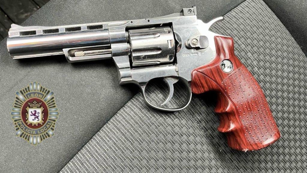Pistola incautada al detenido en León