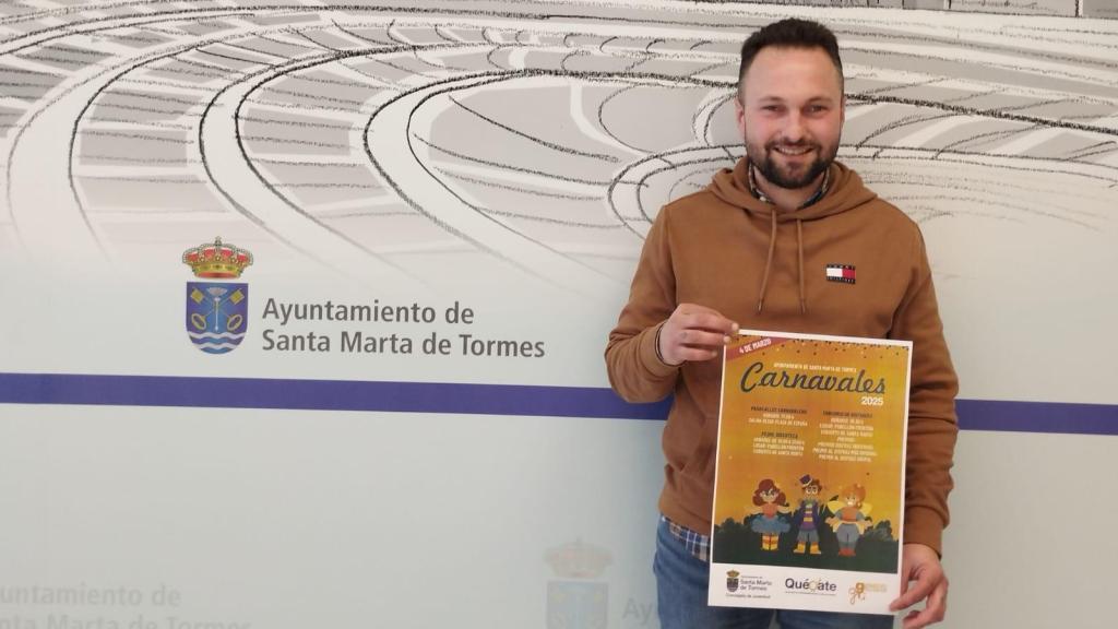 El concejal de Juventud del Ayuntamiento de Santa Marta de Tormes, Norberto Flores, presenta el programa de Carnaval
