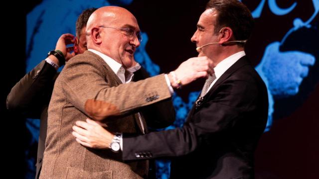 El alcalde de Valladolid, Jesús Julio Carnero, junto al torero Enrique Ponce