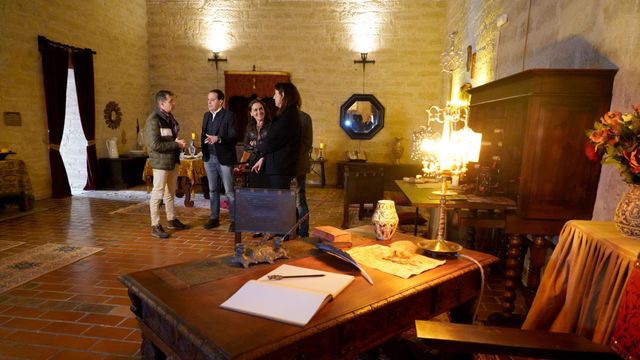 Conrado Íscar visita la nueva sala de Estancias Medievales en el Castillo de Fuensaldaña