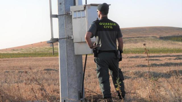 Un guardia civil en una línea de alta tensión