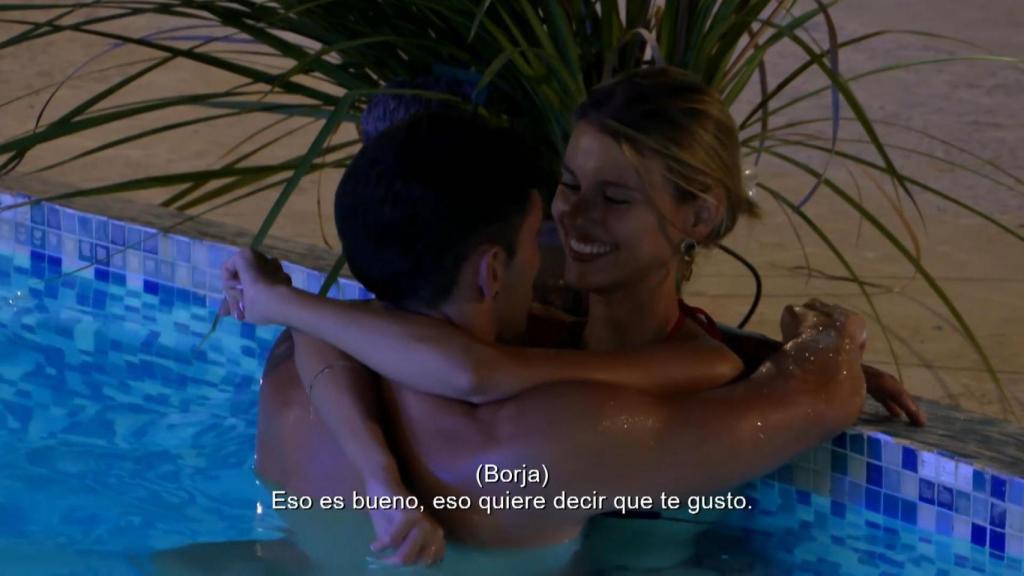 Andrea y Borja en una actitud cariñosa en la piscina.