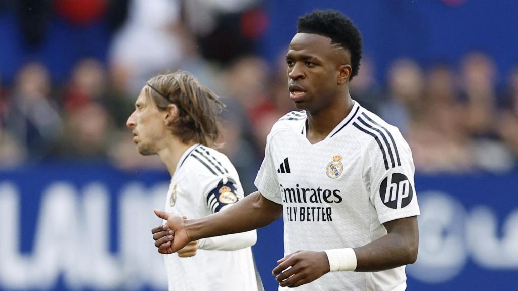 Vinicius y Modric conversan durante el partido.