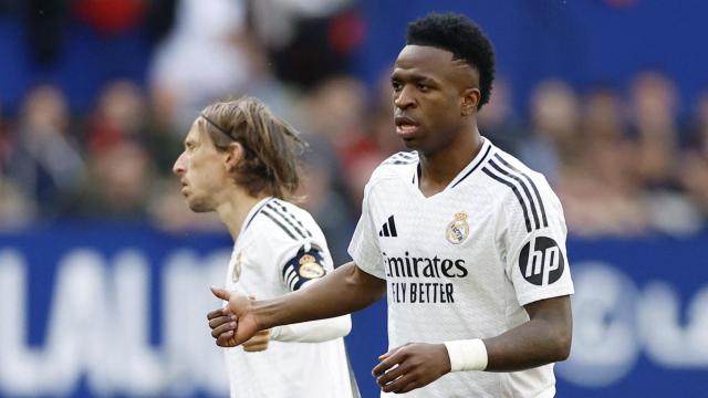 Vinicius y Modric conversan durante el partido.