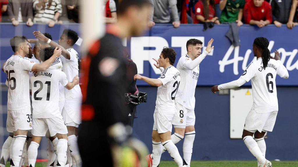 Los jugadores del Real Madrid celebran el gol de Mbappé ante Osasuna.