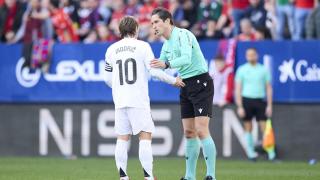 Munuera Montero dialoga con Luka Modric durante el Osasuna - Real Madrid