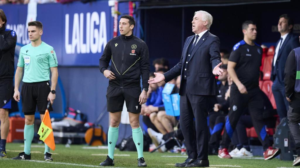 Carlo Ancelotti protesta una decisión de Munuera Montero