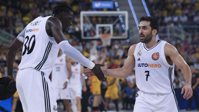 Campazzo celebra con Ndiaye una canasta en el partido.