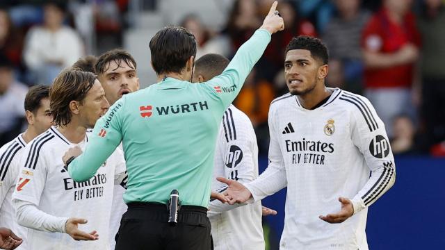 Munuera Montero expulsa a Bellingham en el partido ante Osasuna.