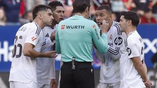 Munuera Montero dialoga con Mbappé tras la expulsión de Bellingham.