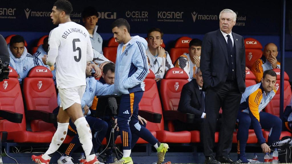 Ancelotti presencia cómo Bellingham abandona el terreno de juego tras su expulsión en Pamplona