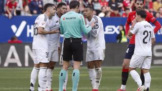 Munuera Montero explica a Mbappé la expulsión de Bellingham.