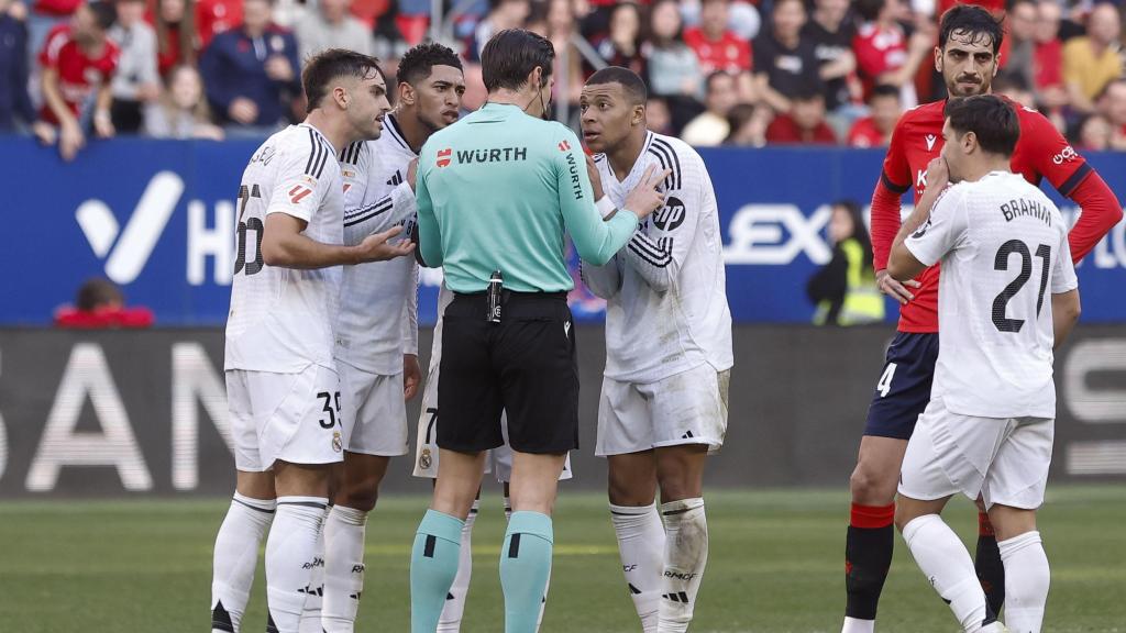 Munuera Montero explica a Mbappé la expulsión de Bellingham.