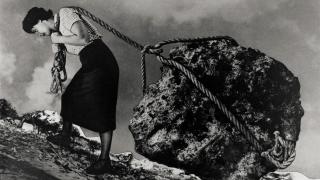 Grete Stern, 'Sueño n.º 15: Sin título, de la serie «Los Sueños»', fotomontajes. Buenos Aires,1949. Foto: Grete Stern. Archivo Grete Stern. (Gentileza Galería Jorge Mara -La Ruche)Foto: © Institut Valencià d’Art Modern, IVAM (Photo Juan García Rosell, IVAM)