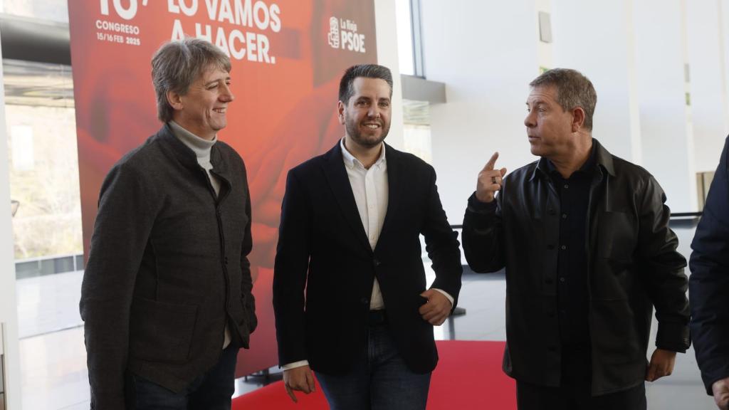 Emiliano García-Page y Carlos Martínez, barones socialistas de Castilla-La Mancha y Castilla y León, son recibidos por Javier García a su llegada al Congreso del PSOE de La Rioja.