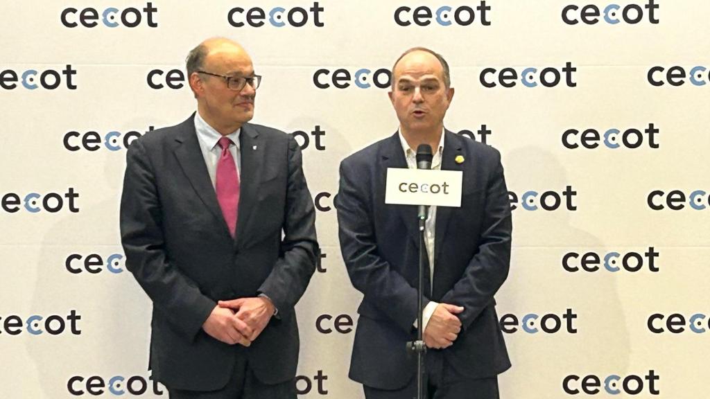 El secretario general de Junts, Jordi Turull, y el presidente de Cecot, Xavier Panés, este viernes en Terrassa.