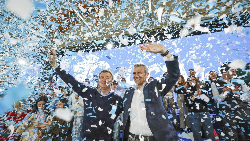 El líder del PP, Alberto Núñez Feijóo, junto al presidente de la Xunta de Galicia, Alfonso Rueda, este sábado en Santiago.