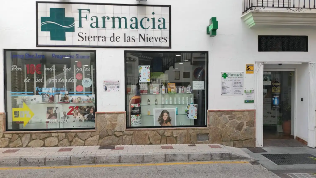 Imagen de una farmacia de pueblo.