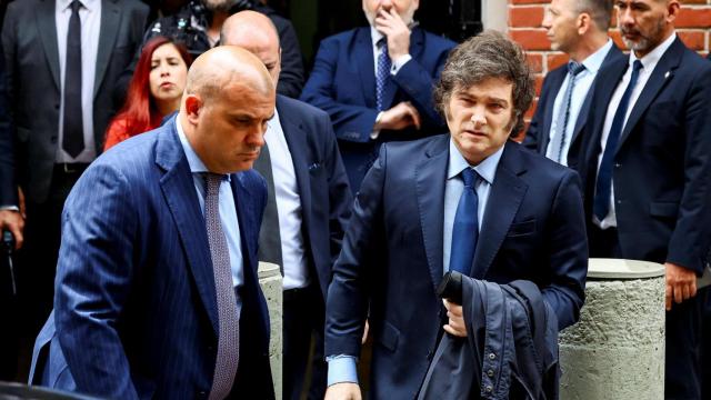 Javier Milei saliendo del Museo del Holocausto, en Argentina.
