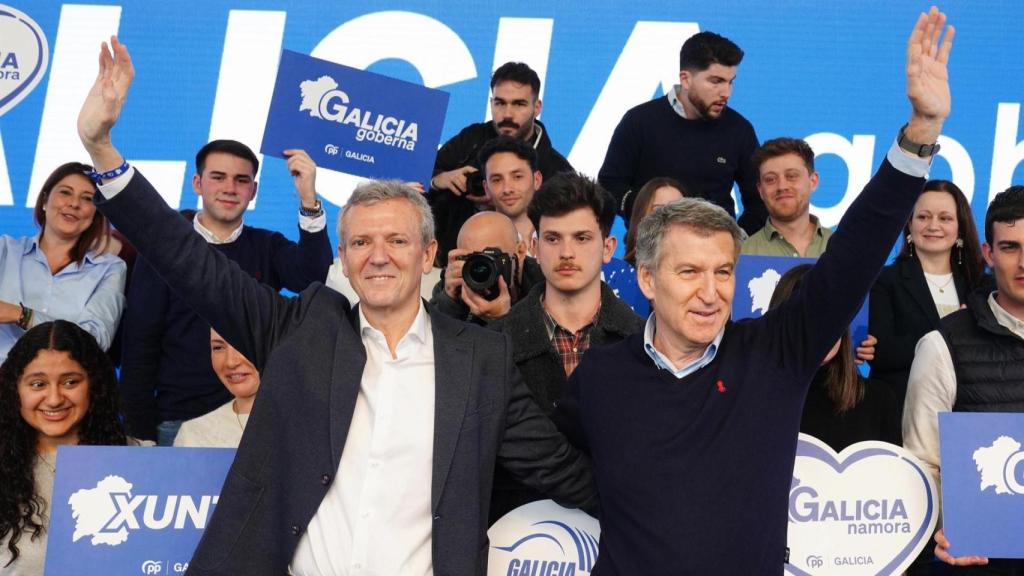 El presidente del PP de Galicia y presidente de la Xunta de Galicia, Alfonso Rueda (i), y el presidente del Partido Popular, Alberto Núñez Feijóo.