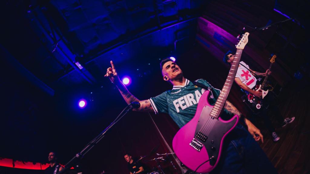 Álvaro Benito se pone la camiseta del Dépor en el concierto de Pignoise en A Coruña