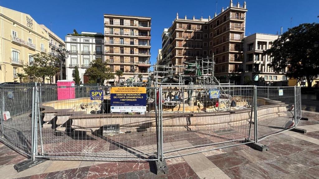 Fuente de la plaza de la Virgen lista para restaurar. Ayto Valencia