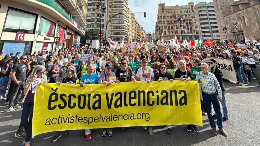 Protesta de Escola Valenciana, entidad que respaldó el 'procés' catalán, contra la consulta de la lengua de Mazón. EE