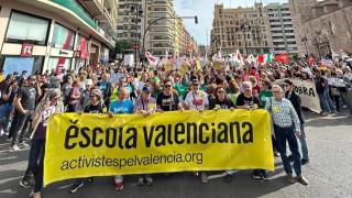 Protesta de Escola Valenciana, entidad que respaldó el 'procés' catalán, contra la consulta de la lengua de Mazón. EE