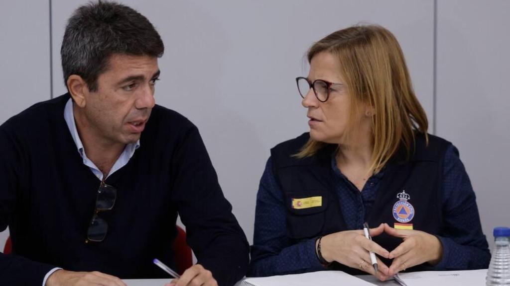 Pilar Bernabé con Mazón en el Cecopi.  Kai Forsterling/EFE