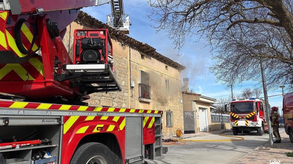 Imagen de un camión de bomberos del Ayuntamiento de Burgos en el lugar del incendio